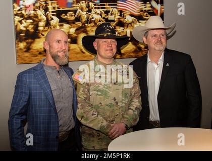 USA Generalleutnant John R. Evans, Zentrum, kommandierender General der USA Army North, Mark Nutsch, richtig, ehemaliger US Army Special Forces Major und pensionierter Sergeant 1., Klasse will Summers, Left, beide zuvor der 5. Special Forces Group zugeteilt, besuchen die San Antonio Stock Show und Rodeo am 26. Februar 2022. Die San Antonio Stock Show and Rodeo ist eine der größten Veranstaltungen, die jedes Jahr mit etwa 1,5 Millionen Besuchern auf dem Messegelände stattfindet. Stockfoto