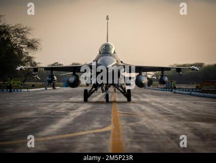 A 332d Air Expeditionary Wing F-16 Fighting Falcon Aircraft Taxis zu einem Flugzeugbunker nach der Landung auf einem pakistanischen Luftwaffenstützpunkt am 26. Februar 2022. USA Mitglieder der Luftwaffe aus dem zentralen Zuständigkeitsbereich der Luftwaffe entsandt zur Unterstützung von Falcon Talon 2022, einer Agile Combat Employment Operation, um die erste bilaterale Schulungsveranstaltung zwischen den Vereinigten Staaten und Pakistan seit 2019 durchzuführen. Stockfoto