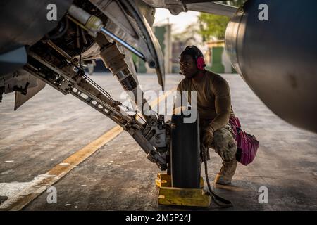 Staff Sgt. Avary Kemp, 55. Kampfgeschwader-Ladungstrupp, führt nach der Landung auf einem pakistanischen Luftwaffenstützpunkt am 26. Februar 2022 eine Inspektion am Ende der Start- und Landebahn eines 55. Kampffluggeschwaders F-16 durch, das Falcon bekämpft. Kemp, zusammen mit anderen USA Mitglieder der Luftwaffe aus dem zentralen Zuständigkeitsbereich der Luftwaffe, die zur Unterstützung von Falcon Talon 2022 nach Pakistan entsandt wurden. Diese Aktion Agile Combat Employment ist die erste bilaterale Ausbildungsveranstaltung zwischen den Vereinigten Staaten und Pakistan seit 2019. Stockfoto