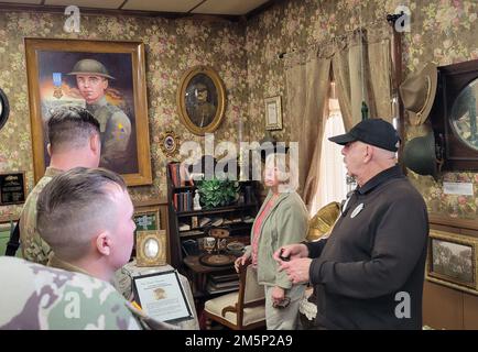 Soldaten des 79. Infanterie-Brigade-Kampfteams besuchen am 26. Februar 2022 das Camp Roberts Historical Museum, das größte Armeemuseum in Kalifornien. Das Museum bietet Ausstellungen von der Gründung der Anlage bis hin zu ihrer Rolle in zahlreichen Kriegen und Konflikten. Stockfoto