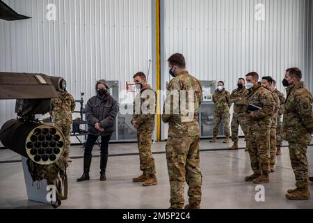 Chief Warrant Officer 2 Justin Schreiner A 152HB (Apache Helicopter Pilot), der Bravo Company, Warlords, zugeteilt wurde, hält eine Präsentation über den AH-64D Apache an Ruta Elvikis, den stellvertretenden Leiter der Mission in den USA Botschaft Riga, während eines Besuchs des 1.-3. Angriffsbataillons in Lettland zur Unterstützung unserer NATO-Alliierten. Stockfoto