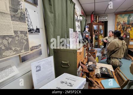 Soldaten des 79. Infanterie-Brigade-Kampfteams besuchen am 26. Februar 2022 das Camp Roberts Historical Museum, das größte Armeemuseum in Kalifornien. Das Museum bietet Ausstellungen von der Gründung der Anlage bis hin zu ihrer Rolle in zahlreichen Kriegen und Konflikten. Stockfoto