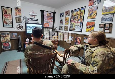 Soldaten des 79. Infanterie-Brigade-Kampfteams besuchen am 26. Februar 2022 das Camp Roberts Historical Museum, das größte Armeemuseum in Kalifornien. Das Museum bietet Ausstellungen von der Gründung der Anlage bis hin zu ihrer Rolle in zahlreichen Kriegen und Konflikten. Stockfoto