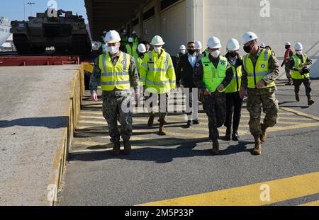 Brig. Gen Steven Allen, General des Expeditionary Sustainment Command 19., wurde am Pier 8 in Busan, 27. Februar 2022, von General Kim, Jeong Su, Kommandeur des zweiten Einsatzkommandos der Armee der Republik Korea, begleitet. Sie wurden von ROK und 19. ESC-Mitarbeitern begleitet. Ab Ende Februar begann das Kampfteam der 1. Panzerbrigade, der 1. Panzerdivision, aus Fort Bliss, Texas, in Korea als nächstes rotationsarmiertes Kampfteam der Brigade einzutreffen, das 2. Infanteriedivision/ROK-US Combined Division und die Achte Armee unterstützte. Ihre Ausrüstung wurde von Schiffen vom 26. Bis 27. Februar entladen. Stockfoto