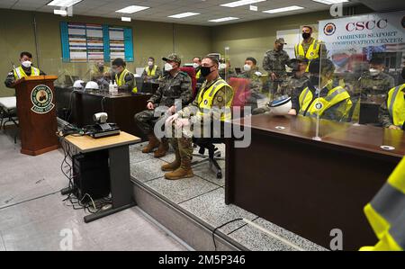 Brig. Gen Steven Allen, General des Expeditionary Sustainment Command 19., wurde am Pier 8 in Busan, 27. Februar 2022, von General Kim, Jeong Su, Kommandeur des zweiten Einsatzkommandos der Armee der Republik Korea, begleitet. Sie wurden von ROK und 19. ESC-Mitarbeitern begleitet. Ab Ende Februar begann das Kampfteam der 1. Panzerbrigade, der 1. Panzerdivision, aus Fort Bliss, Texas, in Korea als nächstes rotationsarmiertes Kampfteam der Brigade einzutreffen, das 2. Infanteriedivision/ROK-US Combined Division und die Achte Armee unterstützte. Ihre Ausrüstung wurde von Schiffen vom 26. Bis 27. Februar entladen. Stockfoto