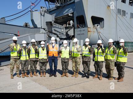 Brig. Gen Steven Allen, General des Expeditionary Sustainment Command 19., wurde am Pier 8 in Busan, 27. Februar 2022, von General Kim, Jeong Su, Kommandeur des zweiten Einsatzkommandos der Armee der Republik Korea, begleitet. Sie wurden von ROK und 19. ESC-Mitarbeitern begleitet. Ab Ende Februar begann das Kampfteam der 1. Panzerbrigade, der 1. Panzerdivision, aus Fort Bliss, Texas, in Korea als nächstes rotationsarmiertes Kampfteam der Brigade einzutreffen, das 2. Infanteriedivision/ROK-US Combined Division und die Achte Armee unterstützte. Ihre Ausrüstung wurde von Schiffen vom 26. Bis 27. Februar entladen. Stockfoto