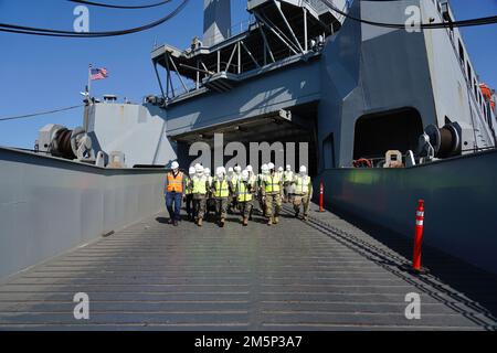 Brig. Gen Steven Allen, General des Expeditionary Sustainment Command 19., wurde am Pier 8 in Busan, 27. Februar 2022, von General Kim, Jeong Su, Kommandeur des zweiten Einsatzkommandos der Armee der Republik Korea, begleitet. Sie wurden von ROK und 19. ESC-Mitarbeitern begleitet. Ab Ende Februar begann das Kampfteam der 1. Panzerbrigade, der 1. Panzerdivision, aus Fort Bliss, Texas, in Korea als nächstes rotationsarmiertes Kampfteam der Brigade einzutreffen, das 2. Infanteriedivision/ROK-US Combined Division und die Achte Armee unterstützte. Ihre Ausrüstung wurde von Schiffen vom 26. Bis 27. Februar entladen. Stockfoto