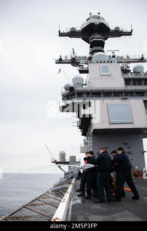 Matrosen, die der Luftwaffe der USS Gerald R. Ford (CVN 78) zugewiesen sind, führen am 27. Februar 2022 hydrostatische Tests an Feuerlöschschläuchen im Cockpit durch. Ford ist im Atlantik im Einsatz, nachdem der industrielle Teil einer sechs Monate dauernden geplanten zusätzlichen Verfügbarkeit (PIA) abgeschlossen wurde. Stockfoto