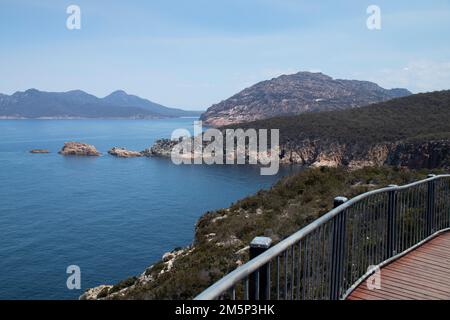 Cape Tourville Lighthouse im Freycinet-Nationalpark, Tasmanien. Die Hazards Mountain Range wird im Hintergrund angezeigt Stockfoto