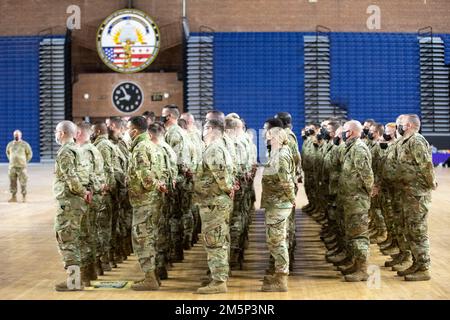 Vermont Army National Guard 86. Infanterie Brigade Kampfsoldaten schwören im D.C. National Guard Armory in Washington, D.C. am 27. Februar 2022. Obwohl diese Soldaten administrativ als „Sonderbeamte“ vertreten sind, werden sie keine Strafverfolgungsbefugnisse haben. Nur Strafverfolgungsbeamte werden mit den Strafverfolgungsaufgaben betraut. Am 22. Februar 2022 genehmigte Verteidigungsminister Lloyd J. Austin III Anträge des District of Columbia Metropolitan Police Department (MPD) und der USA Capitol Police (USCP) für die District of Columbia National Guard (DCNG) Unterstützung bei der Verkehrskontrolle während der ersten Änderung Stockfoto