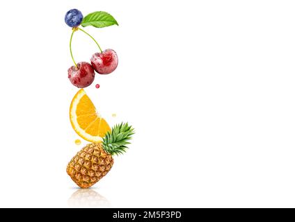 Ein Stapel frischer reifer Früchte und Beeren, isoliert auf weißem Hintergrund. Orange, Ananas, Kirschen, Heidelbeerfrüchte hintereinander. Gesundes Leben, Bala Stockfoto