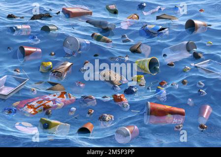 Ozean, Hintergrund der Meereswasserverschmutzung. Flaschen, Plastiktüten, Tassen Müll im Meerwasser. Rette den Planeten, globale Umweltverschmutzung Stockfoto
