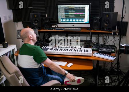 DJ und Produzent Huxley (echter Name Michael Dodman) in seinem Studio in der Nähe von Brighton. Stockfoto