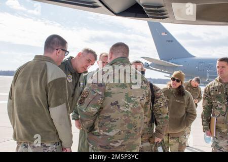 USA Air Force General Mike Minihan, Air Mobility Command Commander, applaudiert Airmen vom 157. Air Tanken Flügel und dem 22. ARW für ihre schnelle und effiziente Truppenintegration auf der Pease Air National Guard Base, New Hampshire, 27. Februar 2022. Sowohl die Active Duty Airmen als auch die Guardsmen arbeiten daran, sicherzustellen, dass ihre KC-46-Flugzeuge mit einzigartigen Luftbetankungs- und Konnektivitätsfunktionen für jede Herausforderung gerüstet sind. Stockfoto