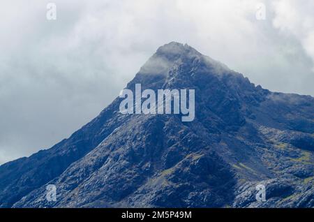 Der Gipfel von Sgurr nan Gillean (965m, Zentrum) auf der Isle of Skye, Schottland, Großbritannien Stockfoto