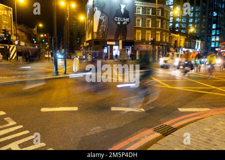 Celine Fashion Werbekampagne Plakat über Gebäude auf Shoreditch High Street Traffic Motion at Night in East London UK KATHY DEWITT Stockfoto