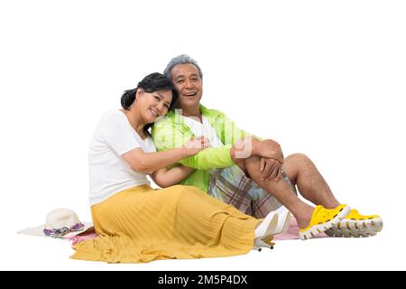 Paare mittleren Alters spielen im Freien Stockfoto