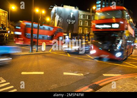 Celine Fashion Advert Werbekampagne Plakatplakat auf dem Gebäude Shoreditch High Street verschwommen den Verkehr in der Nacht in East London Großbritannien KATHY DEWITT Stockfoto