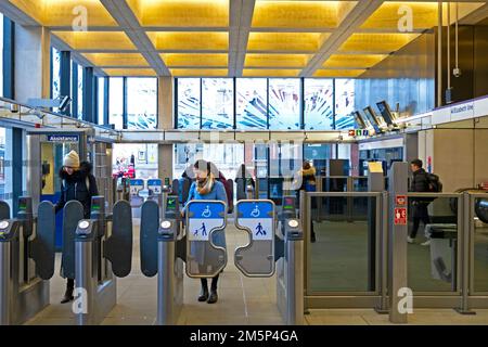 Passagiere, die die Tore an der automatischen Ticketbarriere in der Elizabeth Line verlassen, fahren mit der U-Bahn-Station Farringdon in London, England, KATHY DEWITT Stockfoto