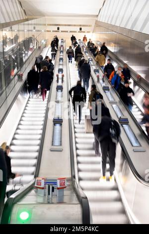 Passagiere, die auf Rolltreppen steigen, steigen von Bahnsteig an der U-Bahn-Station Elizabeth Line in London, England, 2022 KATHY DEWITT Stockfoto