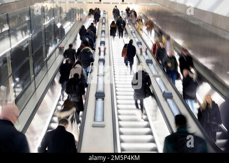Leute, die die Rolltreppen hinaufsteigen, an einer Elizabeth Line U-Bahnstation in London, England, Großbritannien, KATHY DEWITT Stockfoto