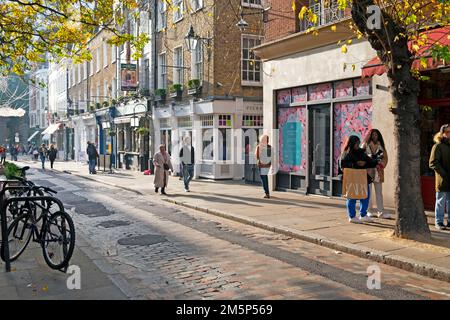 Blick auf Geschäfte und Einkaufsbummel auf der Monmouth Street in der Nähe von Seven Dials Covent Garden in London WC2 England KATHY DEWITT Stockfoto