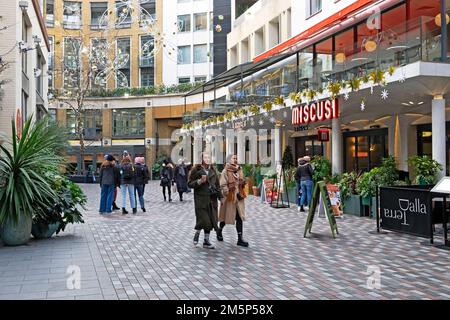 Gäste, die vor dem italienischen Restaurant Miscusi in St Martin's Courtyard Covent Garden London WC2 England UK 2023 spazieren gehen Stockfoto