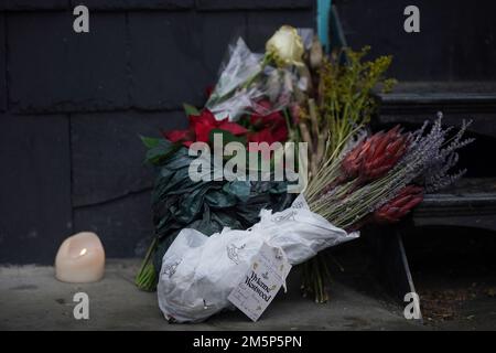 Blumen und Ehrungen vor dem Vivienne Westwood Worlds End Shop in London ist der Modedesigner im Alter von 81 Jahren gestorben. Foto: Freitag, 30. Dezember 2022. Stockfoto