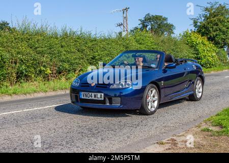 2002 MG TF 160 VVC MG 1796cc Benzinmotor 5-Gang-Handschaltgetriebe; unterwegs zur Capesthorne Hall Classic Car Show, Cheshire UK Stockfoto