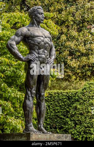 „Colosse nu deabout“-Skulptur von Rembrandt Bugatti im „Le Parc olympique“ in Lausanne, Schweiz Stockfoto