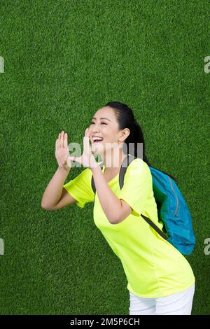 Der graskreative Outdoor-Rucksack für junge Frauen Stockfoto