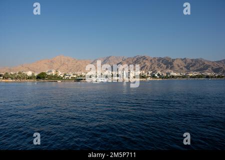 Akaba, Jordanien - Oktober 30 2022: Akaba Stadtbild vom Wasser aus gesehen, eine Küstenstadt am Roten Meer Stockfoto