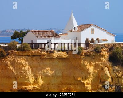 Romantische Kapelle nossa Senhora da Rocha an der Algarve in Portugal Stockfoto