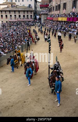 Siena, Italien - August 17 2022: Ritter der abgeschafften Contrade Quercia oder Oak, Spadaforte, Vipera oder Viper in der Corteo Storico Historica Stockfoto