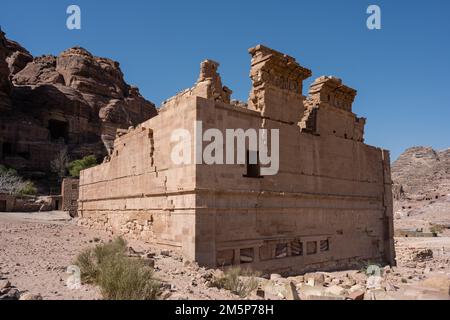 Qasr al Bint Firaun oder Palast der Pharaohs-Tochter in Petra, Jordanien, ein Nabatäischer Tempel Stockfoto