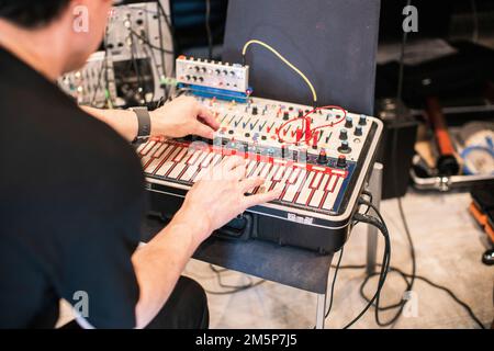 Stephen Morris von New Order and Joy Division fotografierte in seinem Studio in der Nähe von Macclesfield. Stockfoto