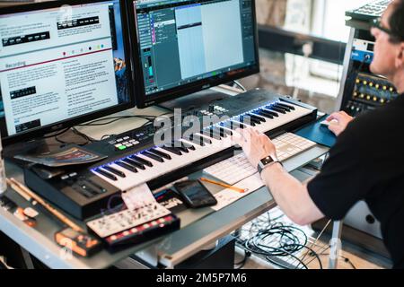 Stephen Morris von New Order and Joy Division fotografierte in seinem Studio in der Nähe von Macclesfield. Stockfoto