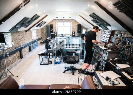 Stephen Morris von New Order and Joy Division fotografierte in seinem Studio in der Nähe von Macclesfield. Stockfoto