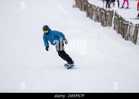 Im Lecht Ski Centre in Strathdon in den Cairngorms, schottischen Highlands, können Besucher einen Tag Ski fahren. Eine gelbe Warnung vor Schnee und Eis wurde für Nordschottland herausgegeben, da das Met Office sagte, dass der tödliche Bombensturm, der die Temperaturen in den USA stürzen ließ, nun nasses und windiges Wetter in Großbritannien verursacht. Foto: Freitag, 30. Dezember 2022. Stockfoto