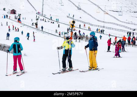 Im Lecht Ski Centre in Strathdon in den Cairngorms, schottischen Highlands, können Besucher einen Tag Ski fahren. Eine gelbe Warnung vor Schnee und Eis wurde für Nordschottland herausgegeben, da das Met Office sagte, dass der tödliche Bombensturm, der die Temperaturen in den USA stürzen ließ, nun nasses und windiges Wetter in Großbritannien verursacht. Foto: Freitag, 30. Dezember 2022. Stockfoto