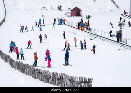 Im Lecht Ski Centre in Strathdon in den Cairngorms, schottischen Highlands, können Besucher einen Tag Ski fahren. Eine gelbe Warnung vor Schnee und Eis wurde für Nordschottland herausgegeben, da das Met Office sagte, dass der tödliche Bombensturm, der die Temperaturen in den USA stürzen ließ, nun nasses und windiges Wetter in Großbritannien verursacht. Foto: Freitag, 30. Dezember 2022. Stockfoto