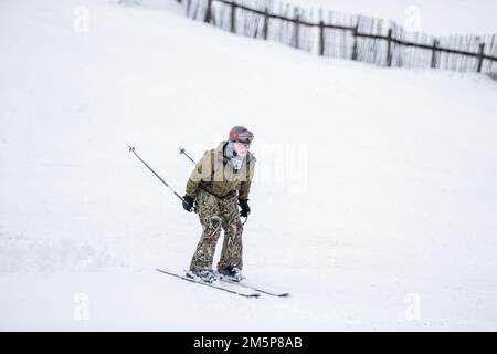 Ein Mann, der im Lecht Ski Centre in Strathdon in den Cairngorms, Scottish Highlands, Ski fährt. Eine gelbe Warnung vor Schnee und Eis wurde für Nordschottland herausgegeben, da das Met Office sagte, dass der tödliche Bombensturm, der die Temperaturen in den USA stürzen ließ, nun nasses und windiges Wetter in Großbritannien verursacht. Foto: Freitag, 30. Dezember 2022. Stockfoto