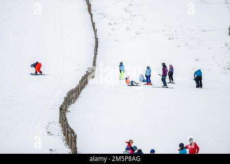 Im Lecht Ski Centre in Strathdon in den Cairngorms, schottischen Highlands, können Besucher einen Tag Ski fahren. Eine gelbe Warnung vor Schnee und Eis wurde für Nordschottland herausgegeben, da das Met Office sagte, dass der tödliche Bombensturm, der die Temperaturen in den USA stürzen ließ, nun nasses und windiges Wetter in Großbritannien verursacht. Foto: Freitag, 30. Dezember 2022. Stockfoto