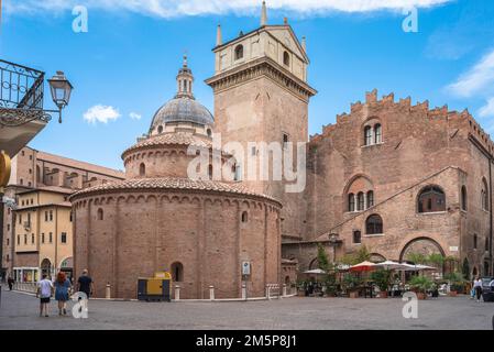 Rotonda di San Lorenzo, Blick auf die älteste Kirche in Mantua - den Rotondo di San Lorenzo - und den Palazzo della Ragione auf der Piazza Concordia, Italien Stockfoto