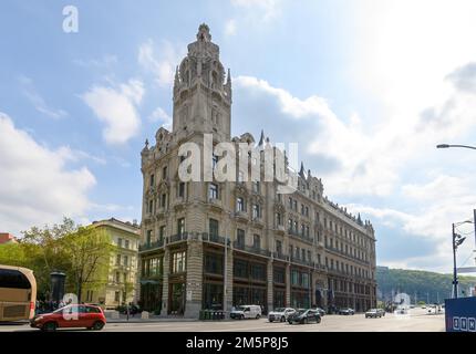 BUDAPEST, UNGARN. Historisches Gebäude im Klotild-Palast. Die zwei Paläste wurden im neobarocken Stil erbaut. Stockfoto