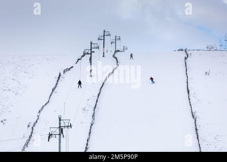 Im Lecht Ski Centre in Strathdon in den Cairngorms, schottischen Highlands, können Besucher einen Tag Ski fahren. Eine gelbe Warnung vor Schnee und Eis wurde für Nordschottland herausgegeben, da das Met Office sagte, dass der tödliche Bombensturm, der die Temperaturen in den USA stürzen ließ, nun nasses und windiges Wetter in Großbritannien verursacht. Foto: Freitag, 30. Dezember 2022. Stockfoto