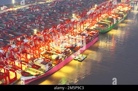 SHANGHAI, CHINA - 30. DEZEMBER 2022 - ein Luftfoto zeigt den Containerhebebetrieb des sehr großen Frachtschiffs der SIPG Yangshan Phase IV Au Stockfoto