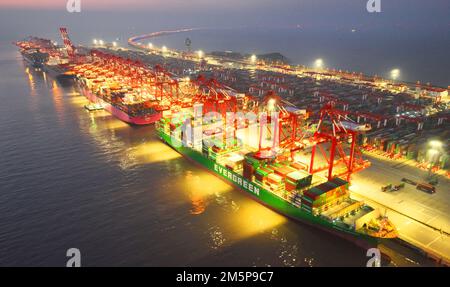 SHANGHAI, CHINA - 30. DEZEMBER 2022 - ein Luftfoto zeigt den Containerhebebetrieb des sehr großen Frachtschiffs der SIPG Yangshan Phase IV Au Stockfoto