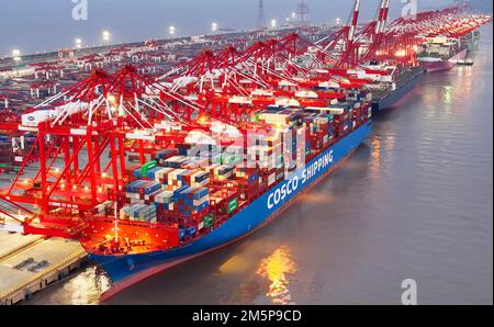 SHANGHAI, CHINA - 30. DEZEMBER 2022 - ein Luftfoto zeigt den Containerhebebetrieb des sehr großen Frachtschiffs der SIPG Yangshan Phase IV Au Stockfoto