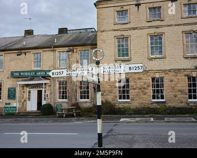 Altmodisches Straßenschild an der B1257 im Zentrum von Hovingham, North Yorkshire Stockfoto